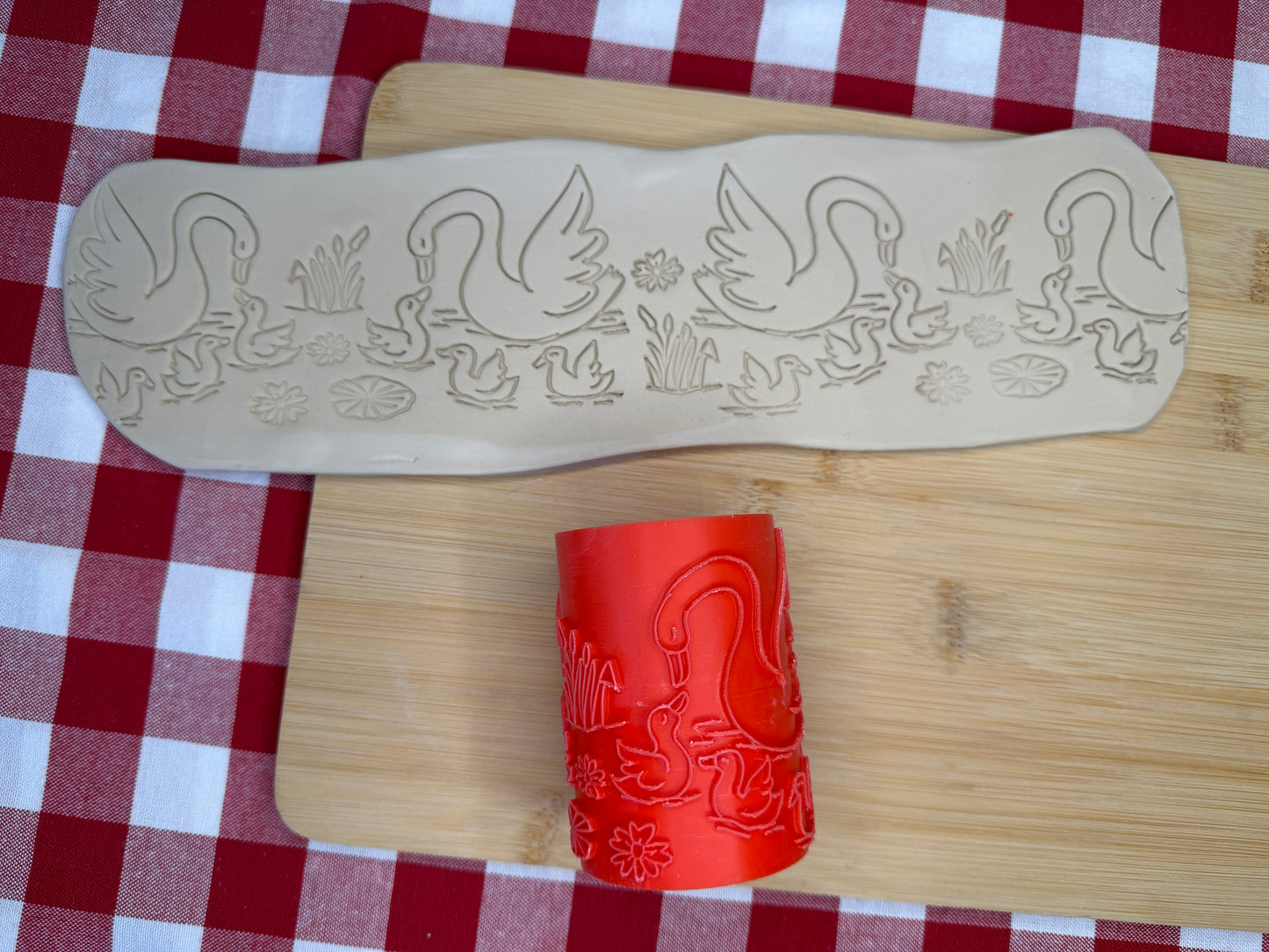 Swan Pottery Roller - May 2026 Animals That I Haven't Yet Made Themed Mystery Box - Border Design, Repeating pattern, Plastic 3d printed
