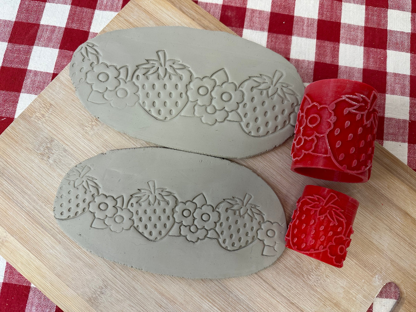 Strawberry and flowers Pottery Roller - Border Stamp, Repeating pattern, Plastic 3d printed