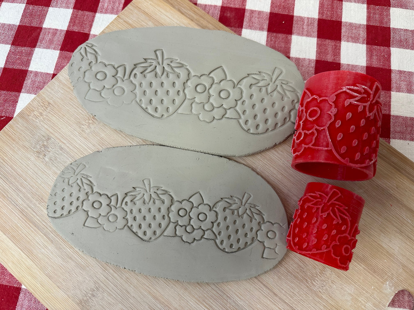 Strawberry and flowers Pottery Roller - Border Stamp, Repeating pattern, Plastic 3d printed